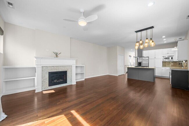 Building Photo - 876 N Hermitage Ave