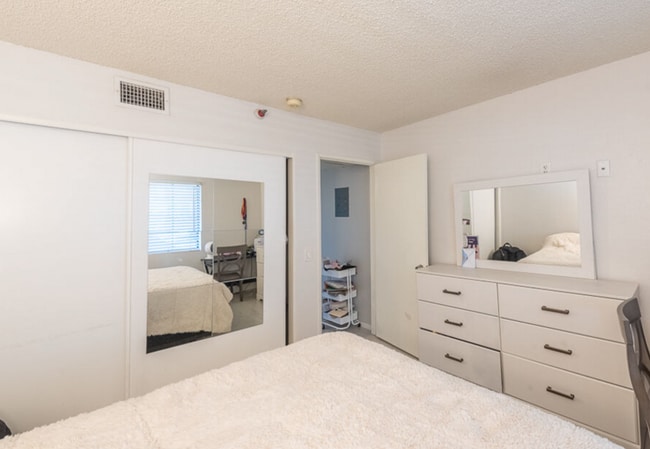 Building Photo - Beautiful Renovated 2 Bedroom Condo with Laundry Hookups, Private Patio, Secured Parking, Hardwoo...