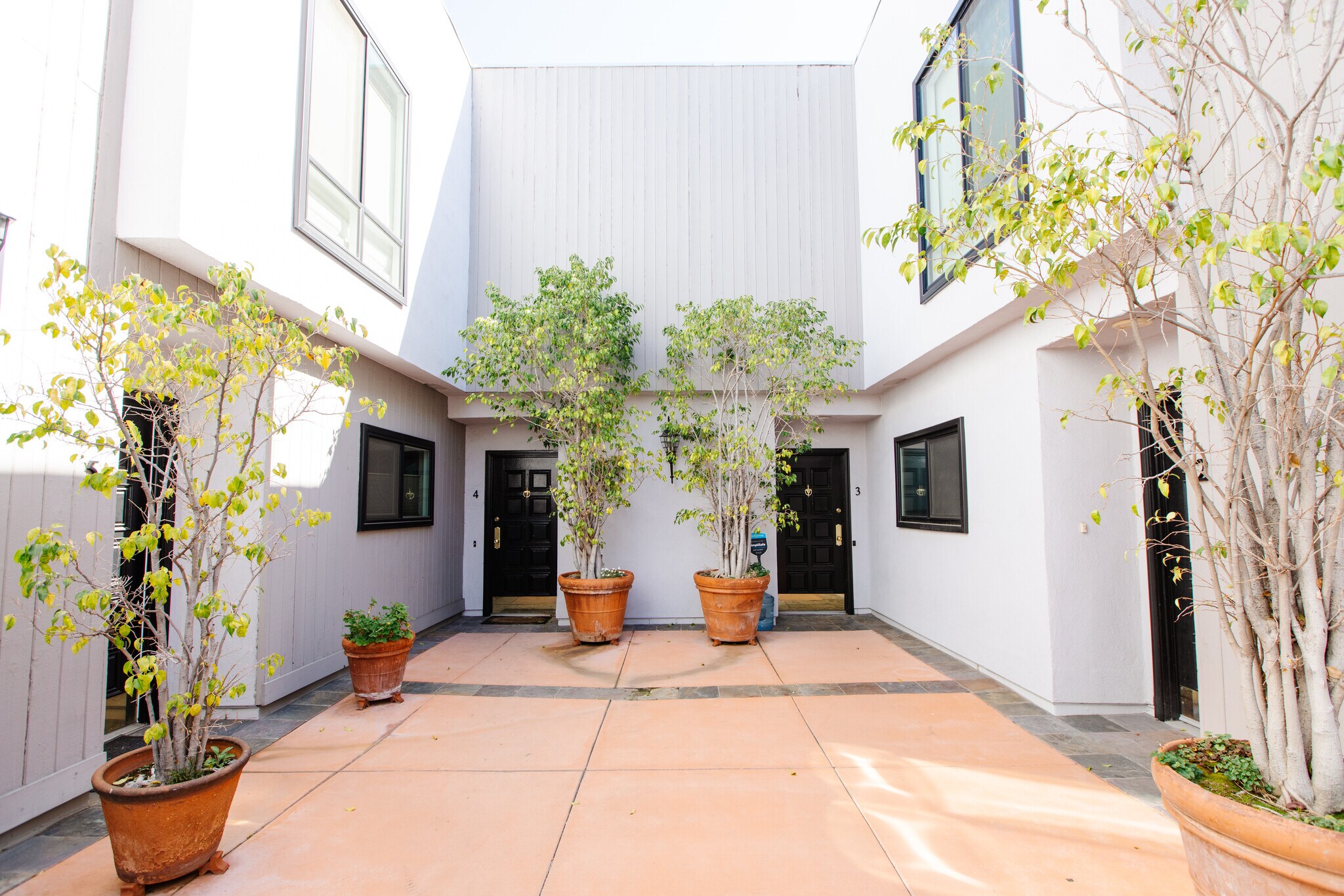 Building Photo - 10933 Wellworth Ave