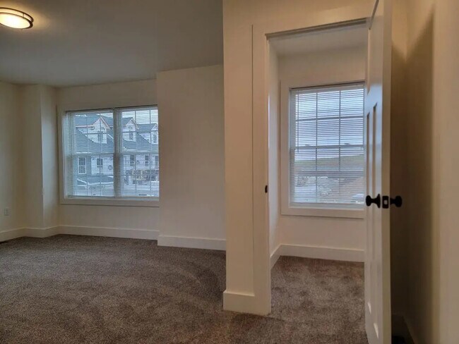 Building Photo - 12 Burk Ct