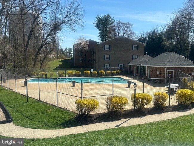 Building Photo - 3945 Lyndhurst Dr