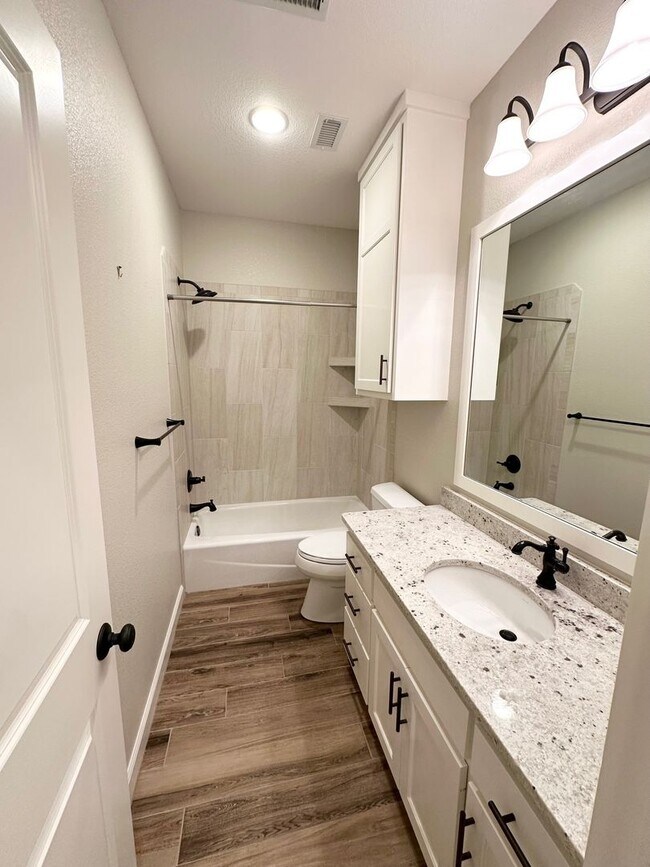 Building Photo - Stunning 3 Bed 2 Bath Ready To Rent ASAP!