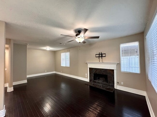 Building Photo - Beautiful 4 Bedroom Murrieta Home with Sol...