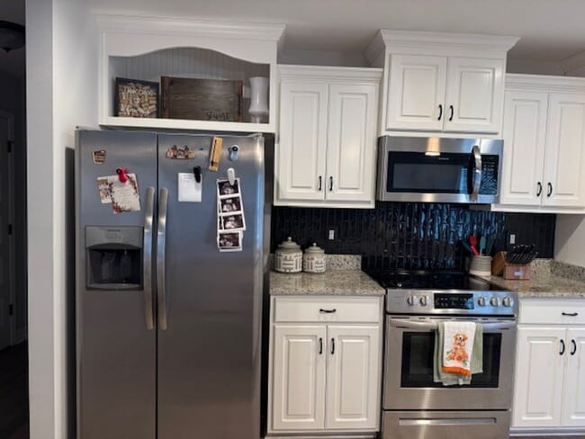 Building Photo - 4br/2ba Pet friendly 1-level home in Fort ...