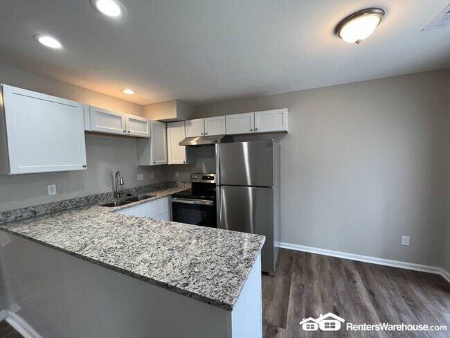 Building Photo - Fully Updated 3 Bedroom Condo in Universit...