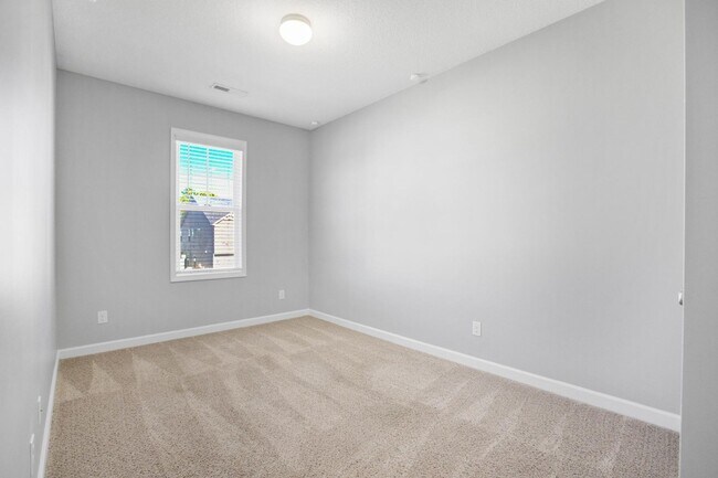 Building Photo - Townhome with Screened Porch!
