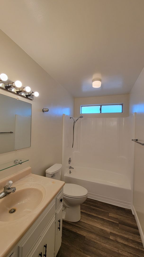 Building Photo - Nice 3 bedroom / 2 bathroom House with lots of natural lighting