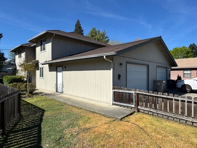 Building Photo - 323-325 SE K