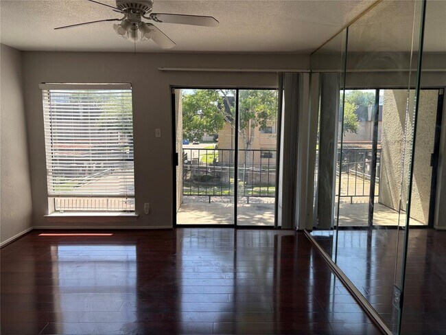 Building Photo - 2822 S Bartell Dr