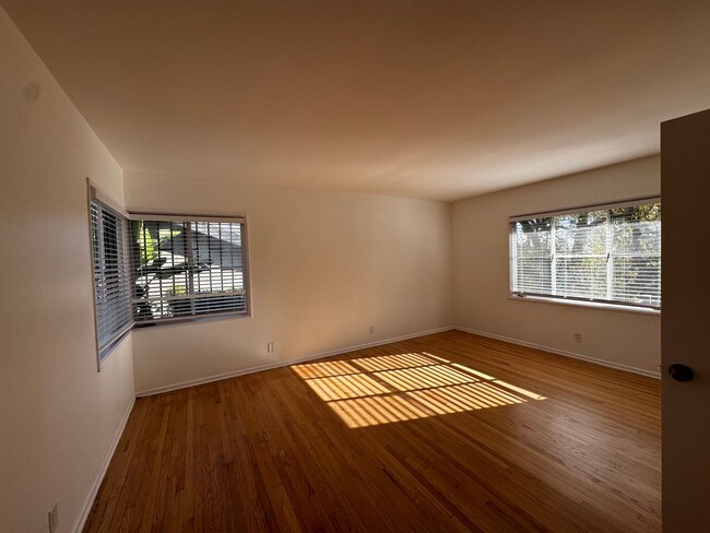 Building Photo - SPACIOUS 3 BEDROOM 2.5 BATH IN THE HEART O...