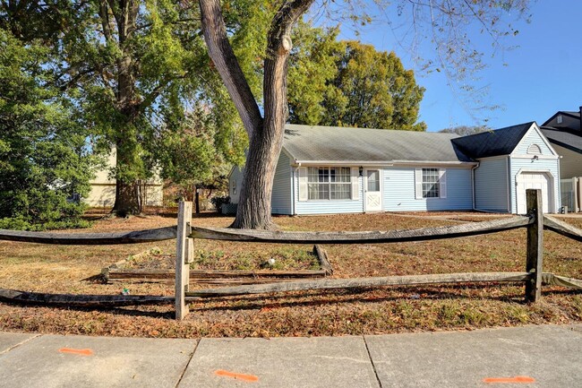 Building Photo - **Charming Ranch-Style 2-Bedroom Home with...