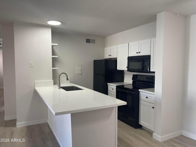 Building Photo - 8055 E Thomas Rd