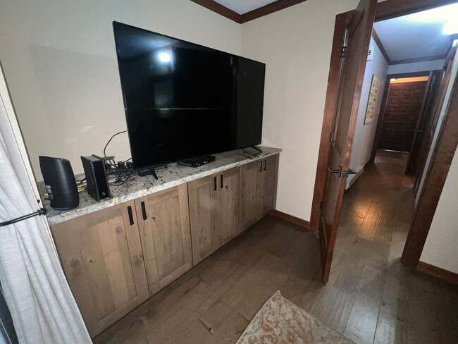 Building Photo - Nicely Remodeled Fully Furnished Condo