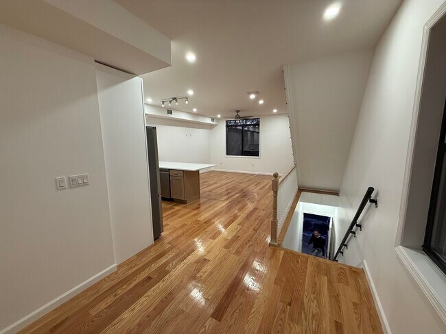 Building Photo - 23 E 44th St