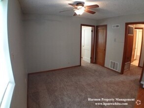 Building Photo - 3 Bed 1 Bath Duplex Unit Available Near 13...