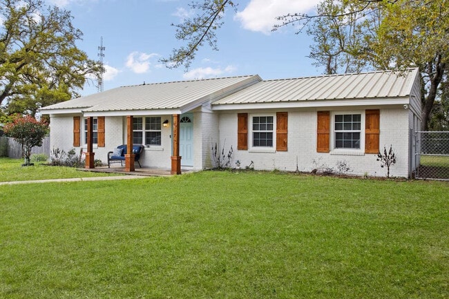 Building Photo - 805 Lewis Ave