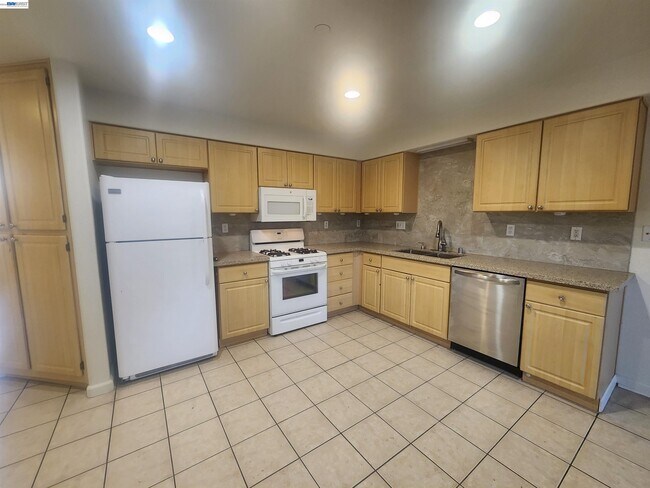 Building Photo - 252 Lansing Way