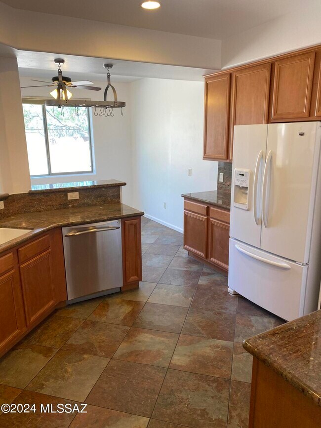 Building Photo - 653 N. Encanto Village Way