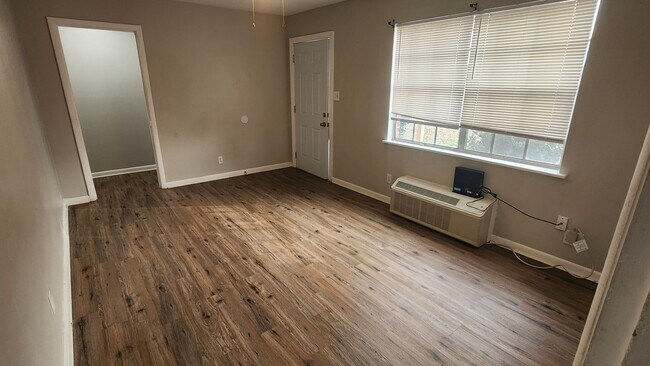 Building Photo - 3 BR/ 1.5 BA Single Family Home