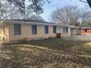 Building Photo - 2408 Lake Air Dr
