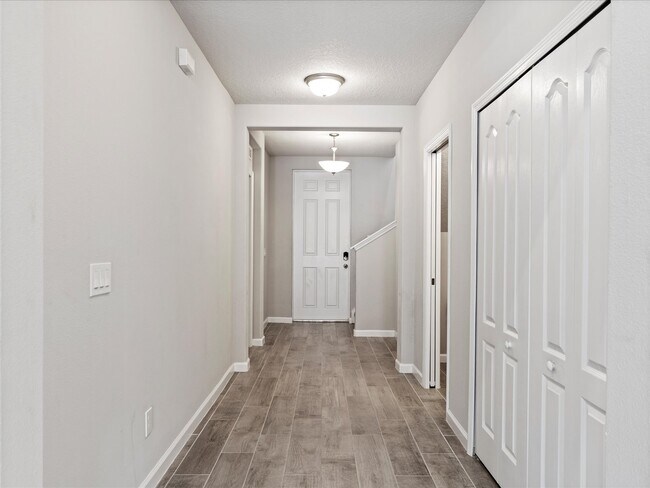 Building Photo - 719 Simeon Dr