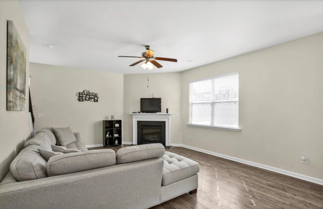 Building Photo - Spacious 3/2.5 Home in Simpsonville!
