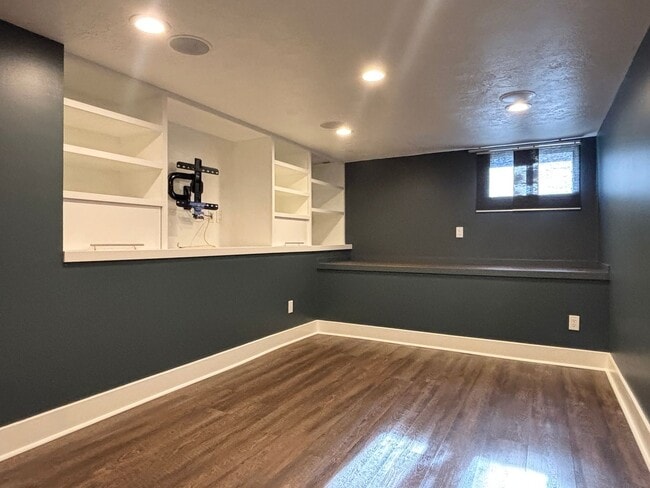 Building Photo - Stunning Remodel Near 9th & 9th!