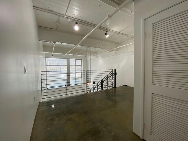 Building Photo - 1130 Flower St