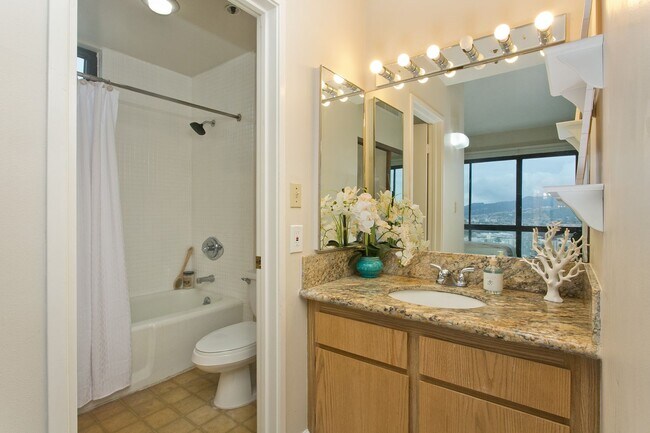 Building Photo - PENTHOUSE 2 Bed, 2 Bath, 2 Parking