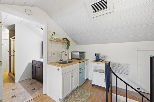 Building Photo - 117 S Palmway