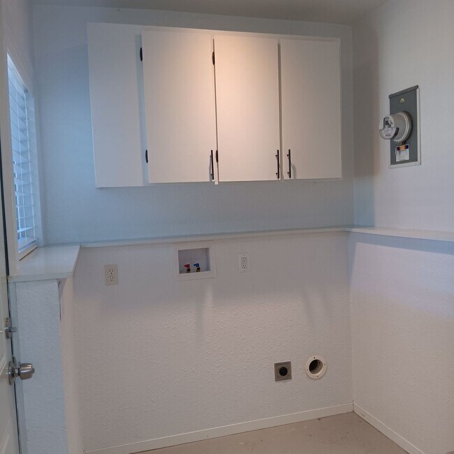 Building Photo - Great Home & Office is Ready for you in Jefferson!
