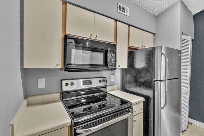 Building Photo - 2850 N Oakland Forest Dr