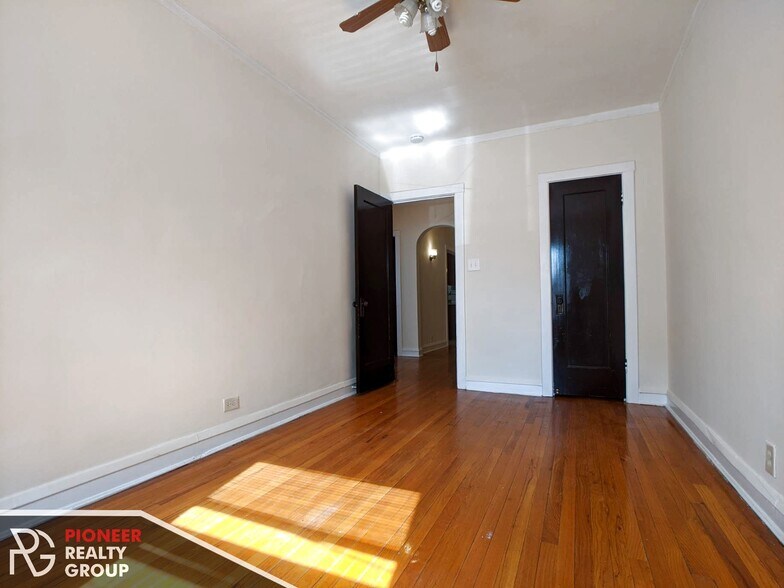 Building Photo - 4912 N Hoyne Ave
