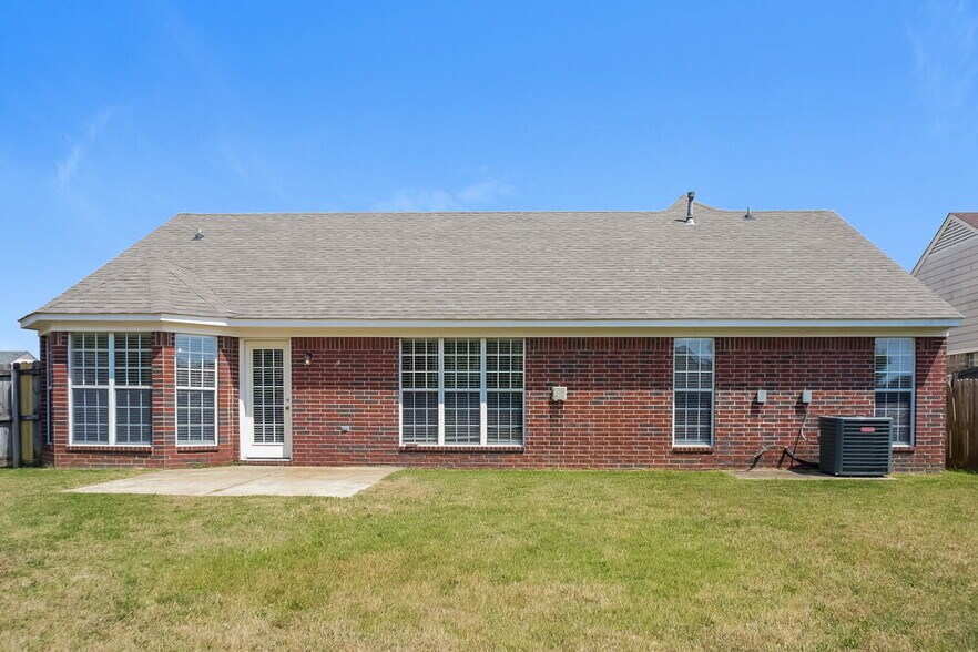 Building Photo - 8169 Manhatten Dr
