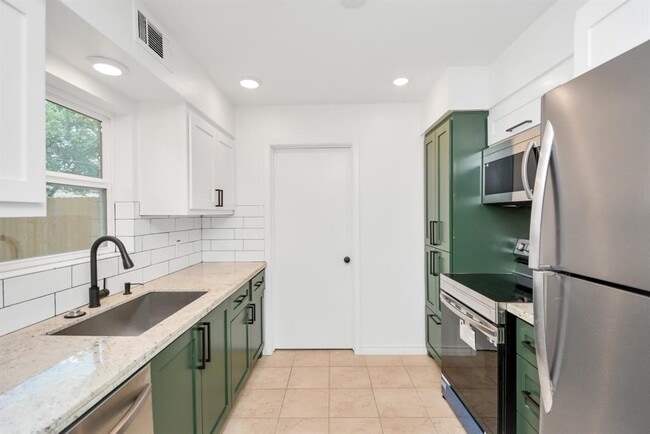 Building Photo - 10951 Shadow Wood Dr