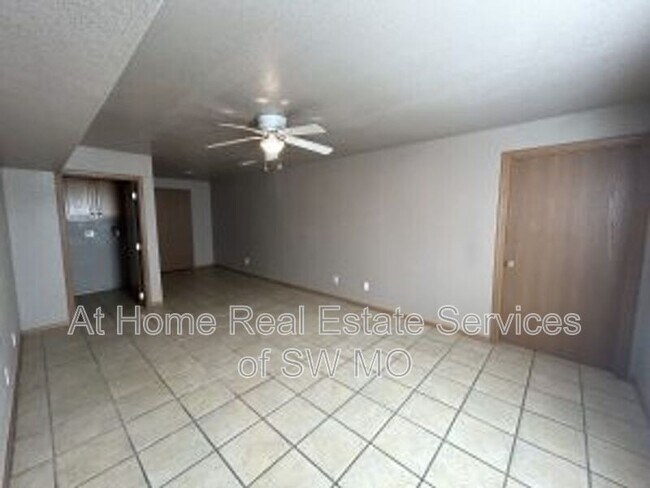 Building Photo - 631 Meadowview Dr