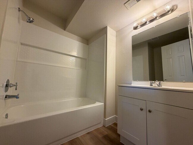 Building Photo - REMODELED TWO BEDROOM IN DOWTOWN!