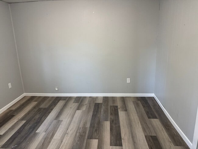 Building Photo - Freshly remodeled 2 bed 1bath on a cozy co...