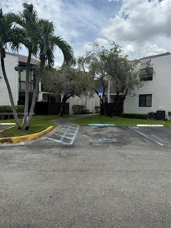 Building Photo - 9429 Fontainebleau Blvd