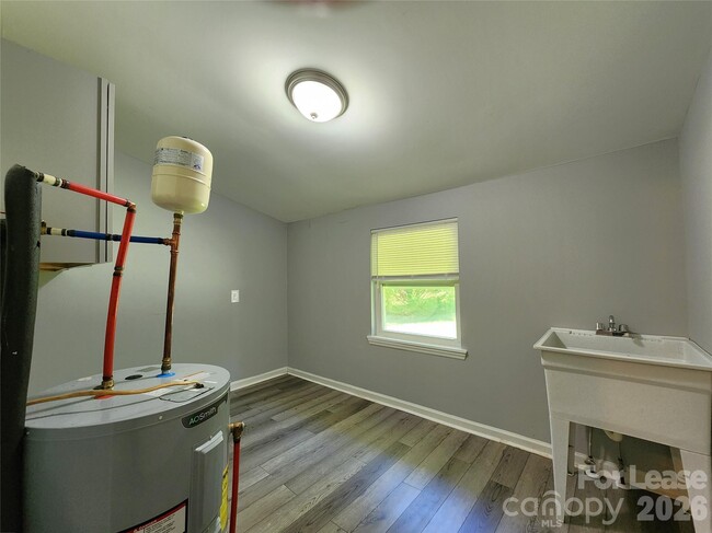 Building Photo - 4633 Club View Dr