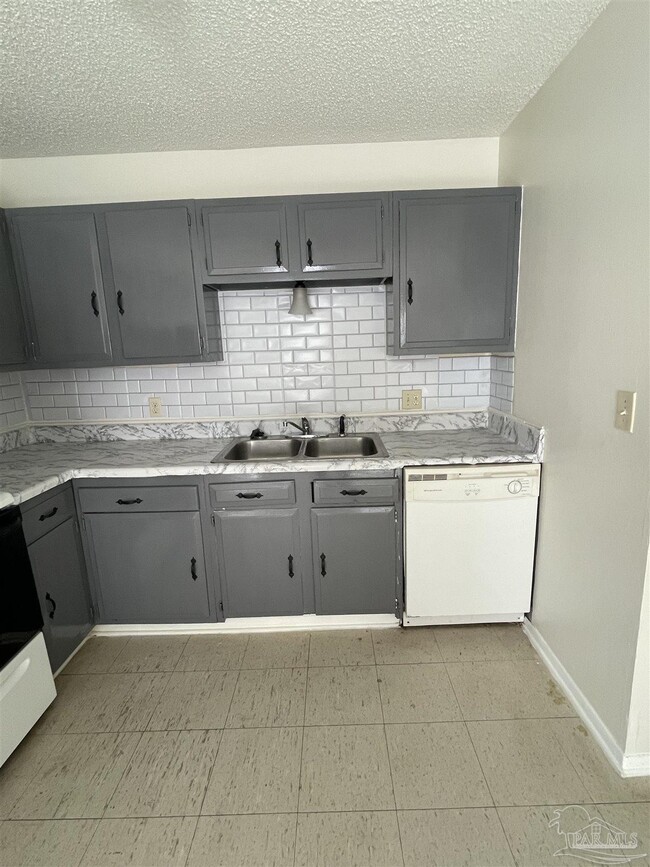 Building Photo - 1121 Lake Dr