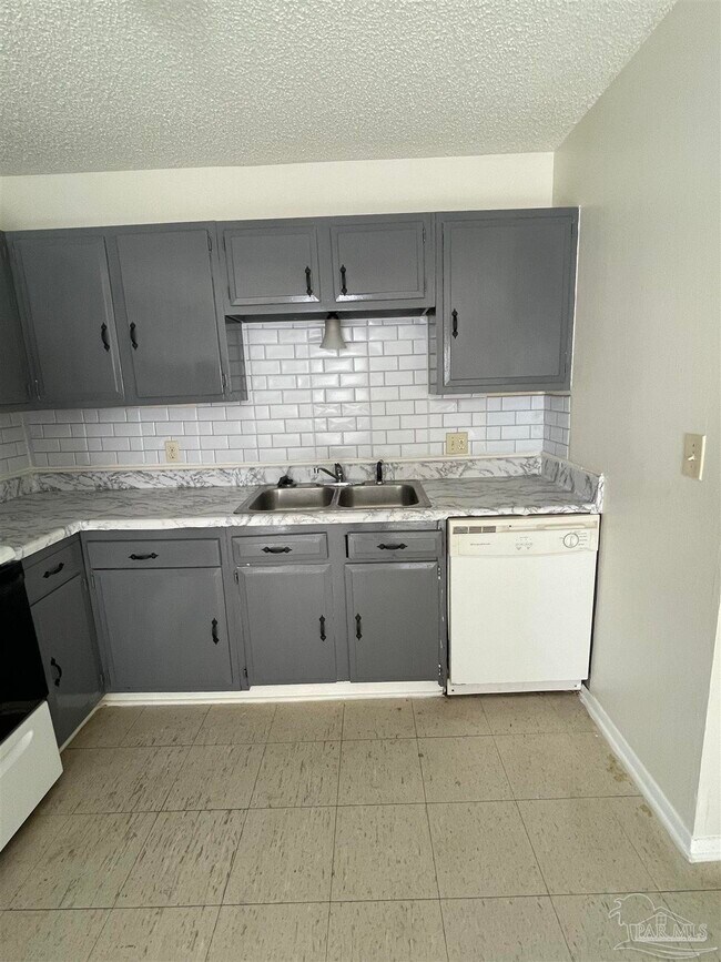 Building Photo - 1121 Lake Dr