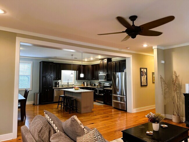 Building Photo - "Charming 4-Bedroom Retreat near beach acc...