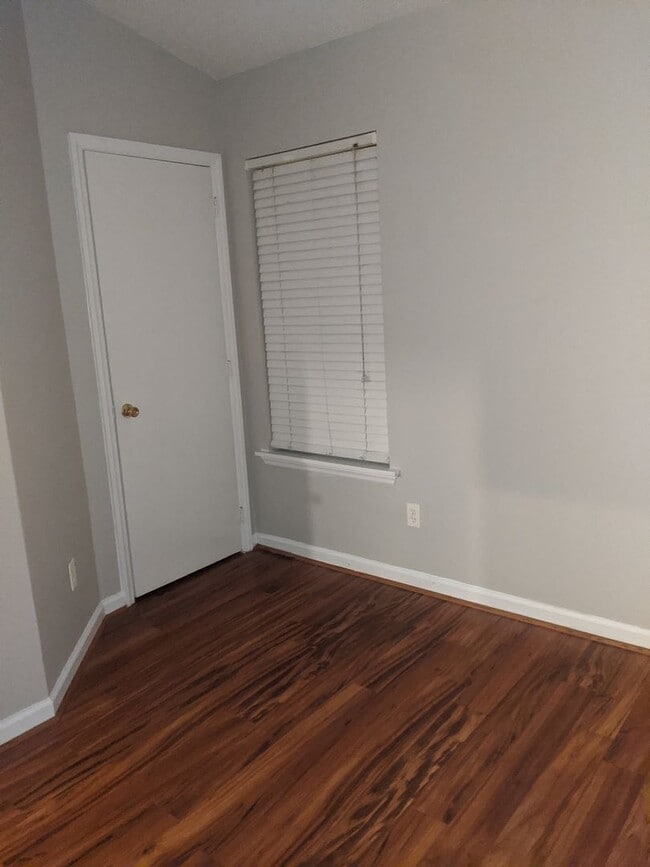 Building Photo - Cozzy townhome ready for you!