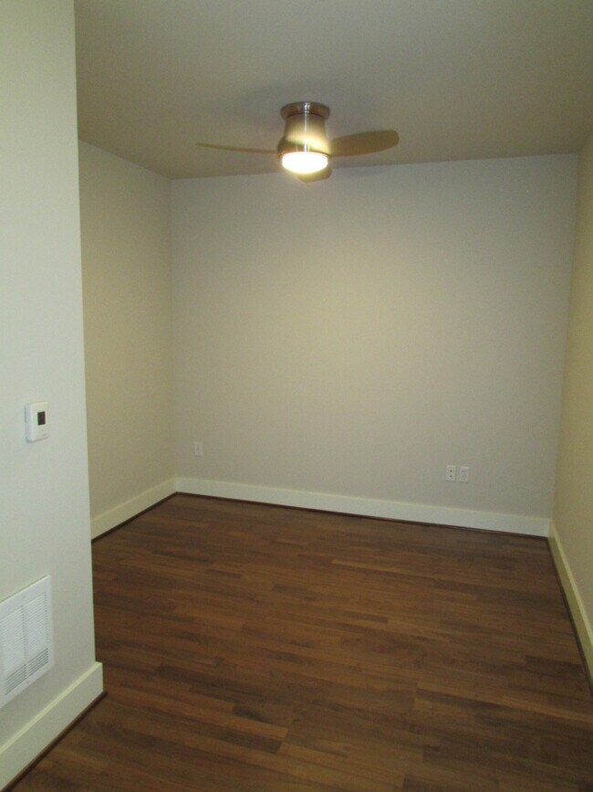 Building Photo - Beautiful 1 Bed + Den/1.5 Bath Condo @ Mar...