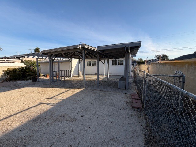 Building Photo - 6322 Clyde Ave