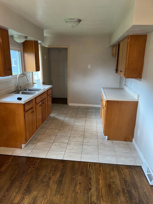 Building Photo - 3 Bed / 1 Bath Single-Family Home – Richland School District