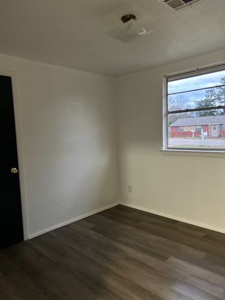 Building Photo - 507 Woodvale Rd