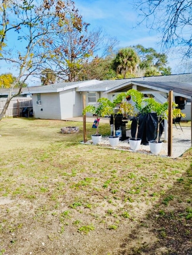 Building Photo - 3 Bed / 1 Bath House with Fenced Yard