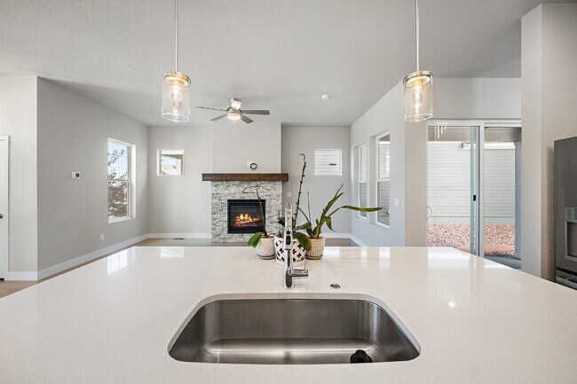 Building Photo - Modern 4 Bedroom, 2 Bathroom Westside Home with Balcony Views of Garden of the Gods!